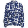 b.Young – BYIHAMMA BLOUSE i hvidt/blåt geometrisk print, lange ærmer og let oversized pasform.