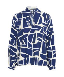 b.Young – BYIHAMMA BLOUSE i hvidt/blåt geometrisk print, lange ærmer og let oversized pasform.
