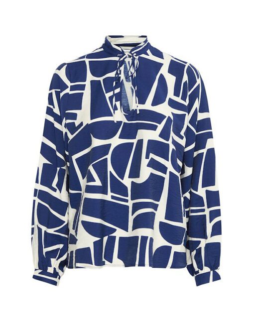 b.Young – BYIHAMMA BLOUSE i hvidt/blåt geometrisk print, lange ærmer og let oversized pasform.