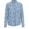 Blå skjorte fra b.Young – BYKOSMO SHIRT med lange ærmer og blomstermønster, samt brystlomme foran.