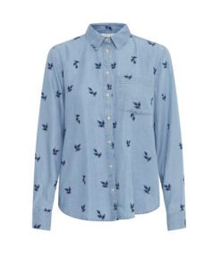 Blå skjorte fra b.Young – BYKOSMO SHIRT med lange ærmer og blomstermønster, samt brystlomme foran.