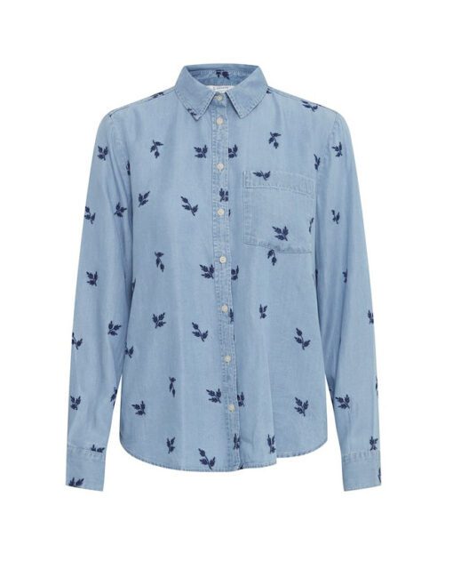 Blå skjorte fra b.Young – BYKOSMO SHIRT med lange ærmer og blomstermønster, samt brystlomme foran.