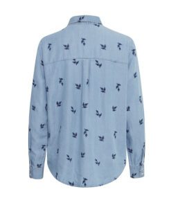 Bagsiden af b.Young BYKOSMO-skjorte i lyseblå denim med mørkeblå blomsterprint og lange ærmer, afslappet pasform.