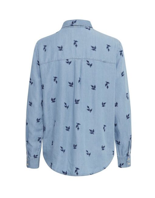 Bagsiden af b.Young BYKOSMO-skjorte i lyseblå denim med mørkeblå blomsterprint og lange ærmer, afslappet pasform.